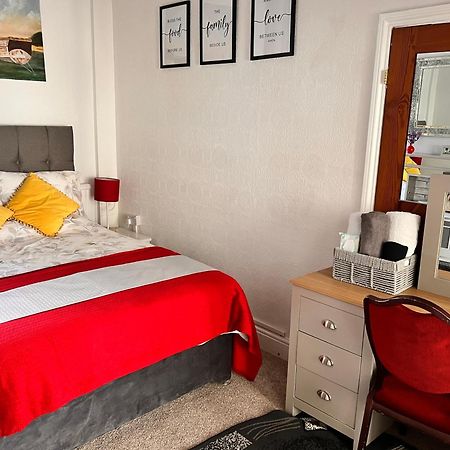 Victoria House - Self Catering Quiet Guesthouse - Adult Singles And Couples Only Блекпул Екстер'єр фото