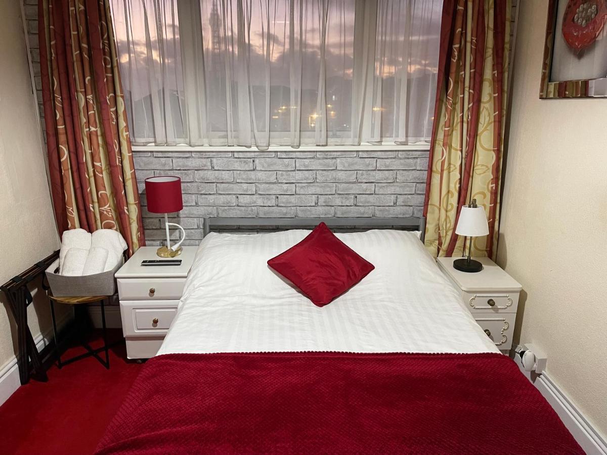 Victoria House - Self Catering Quiet Guesthouse - Adult Singles And Couples Only Блекпул Екстер'єр фото