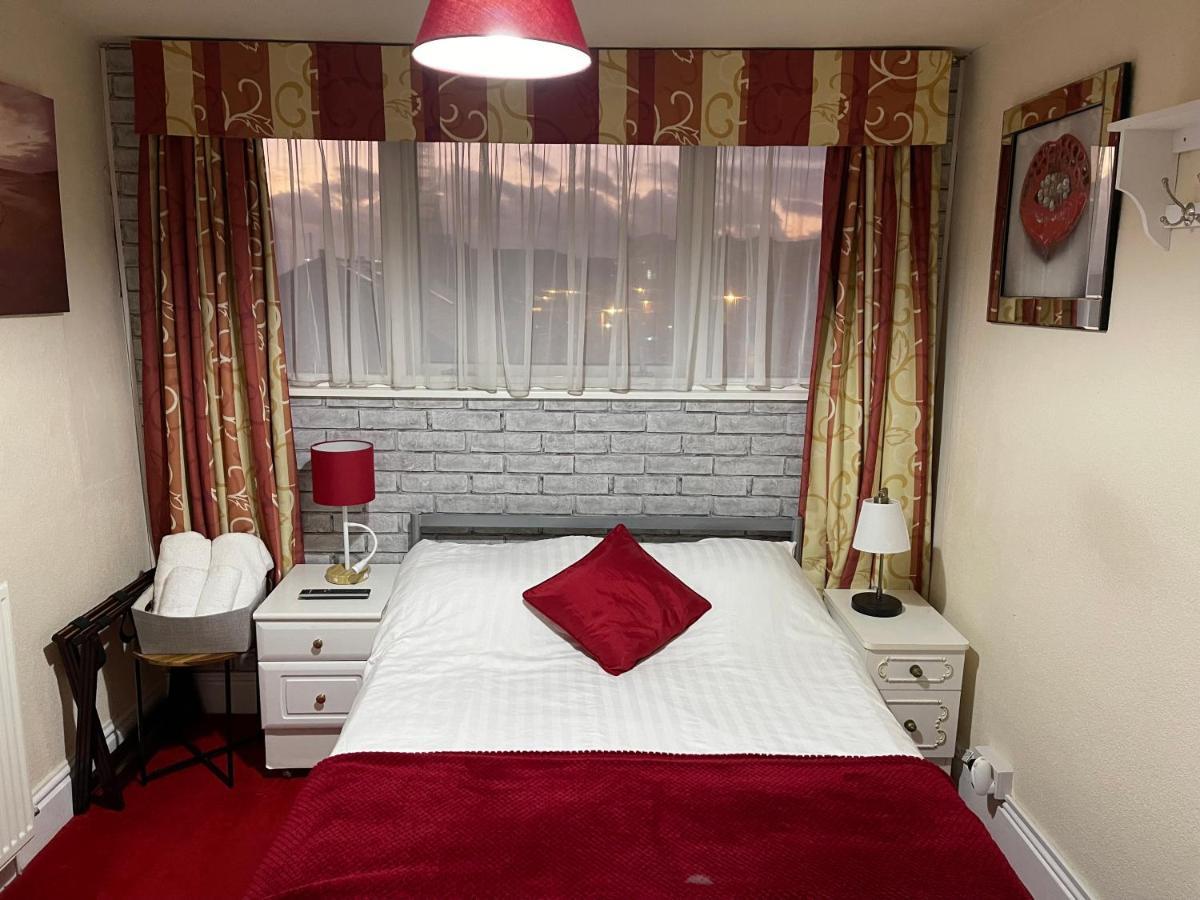 Victoria House - Self Catering Quiet Guesthouse - Adult Singles And Couples Only Блекпул Екстер'єр фото