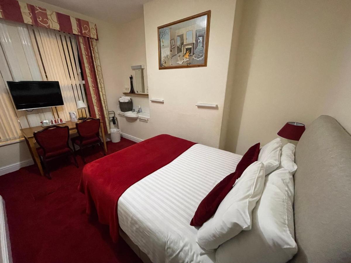 Victoria House - Self Catering Quiet Guesthouse - Adult Singles And Couples Only Блекпул Екстер'єр фото