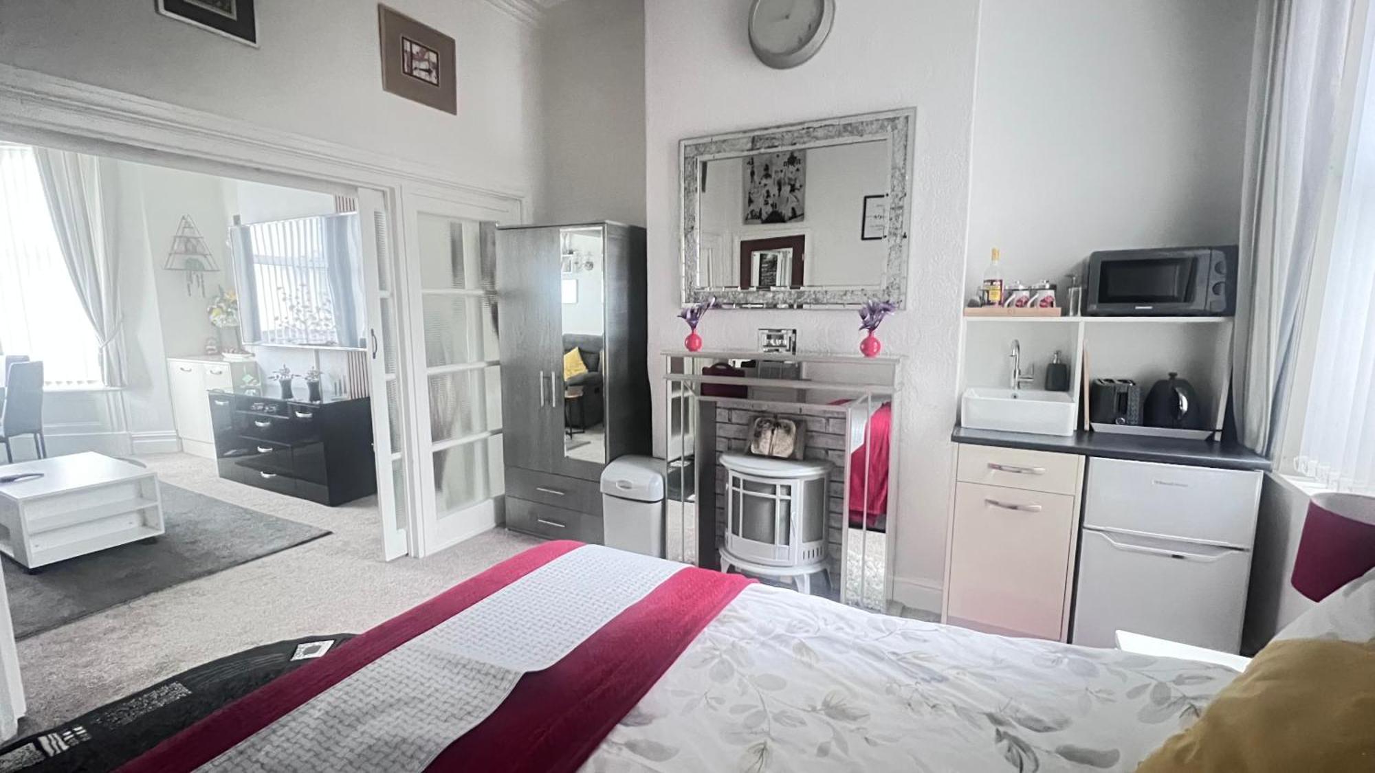 Victoria House - Self Catering Quiet Guesthouse - Adult Singles And Couples Only Блекпул Екстер'єр фото